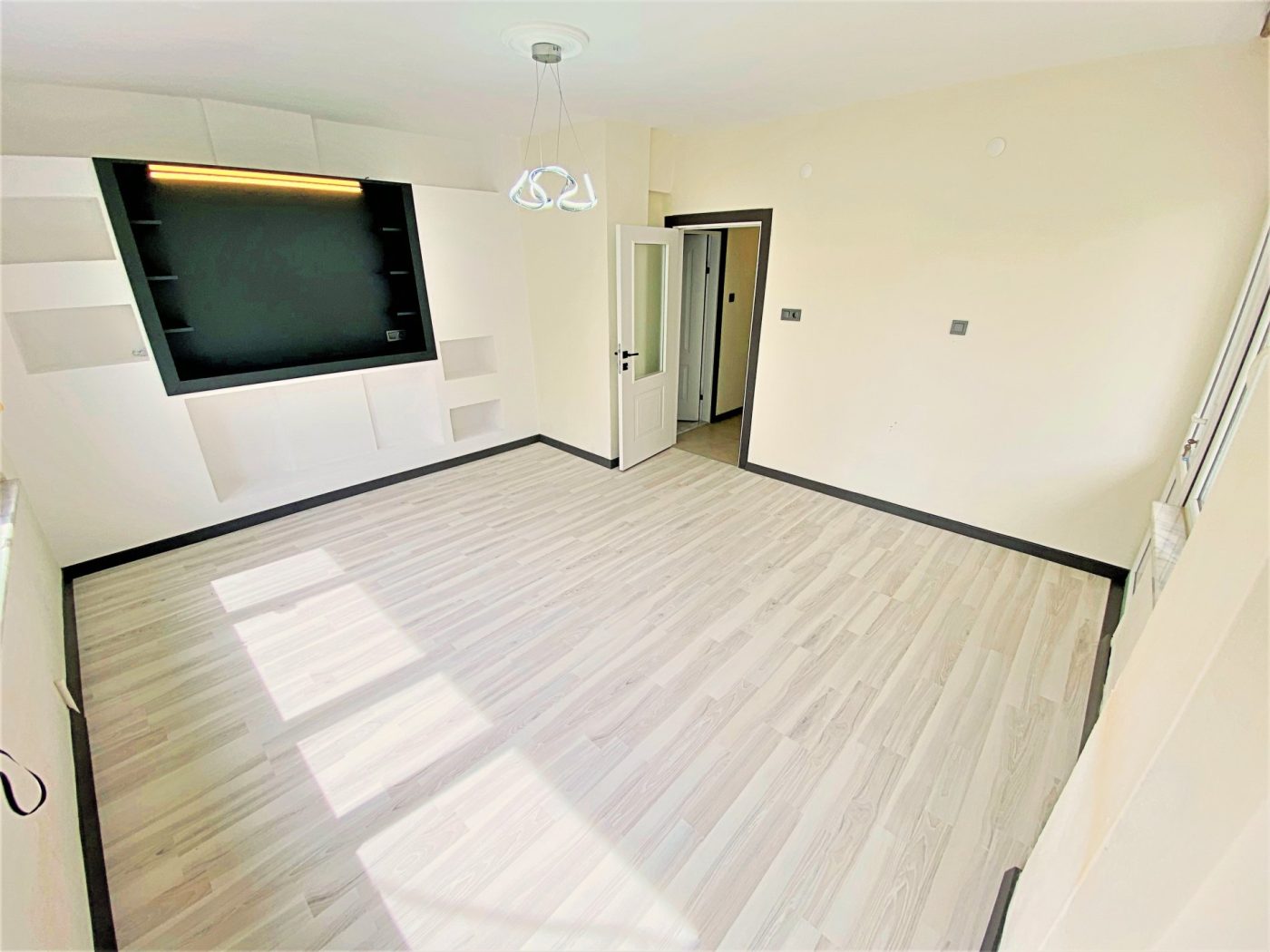 AKÇAY’DA SATILIK 2+1 AYRI MUTFAK ÖN CEPHE DAİRE – GÜLTAŞ EMLAKTAN