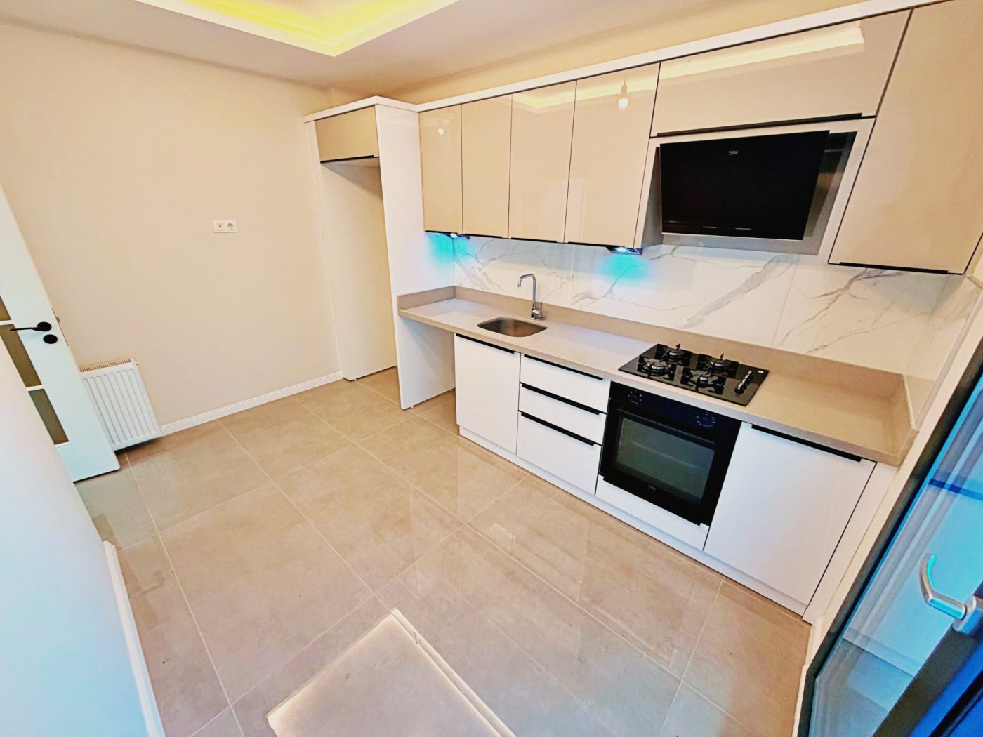ALTINKUMDA GÜLTAŞ EMLAKTAN SATILIK 2+1 AYRI MUTFAKLI CAM BALKONLU DAİRE